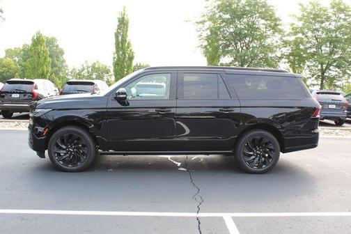 Infinite Black Metallic Clearcoat 2027 Lincoln Navigator Reserve