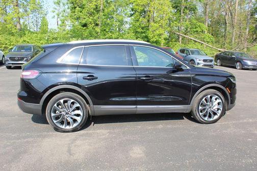 INFINITE BLACK MET CC 2023 Lincoln Nautilus Reserve