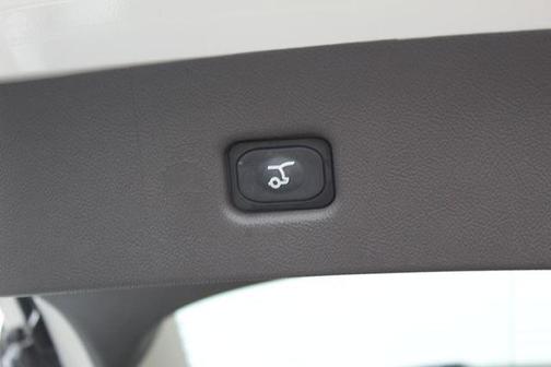 PRISTINE WHITE MET 3C 2023 Lincoln Nautilus Reserve