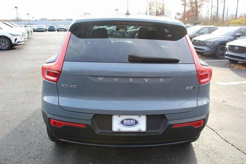 2023 Volvo XC40 Plus Dark Theme