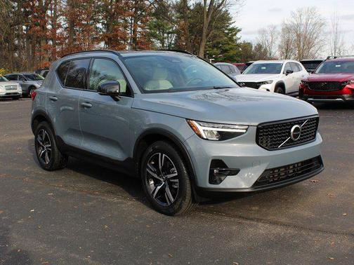 2023 Volvo XC40 Plus Dark Theme