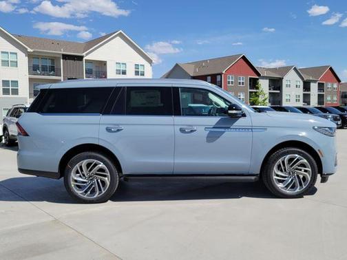 Gray Mist Metallic 2026 Lincoln Navigator Premiere