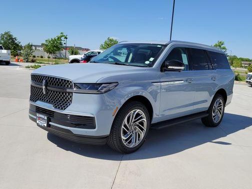 Gray Mist Metallic 2026 Lincoln Navigator Premiere