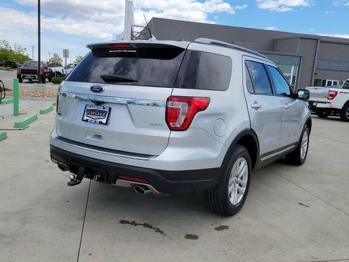 Ingot Silver Metallic 2018 Ford Explorer XLT