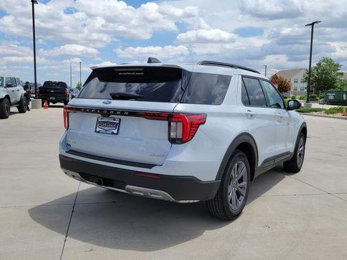 Space White Metallic 2026 Ford Explorer Active