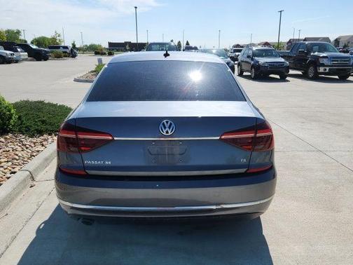 Platinum Gray Metallic 2017 Volkswagen Passat 1.8T SE