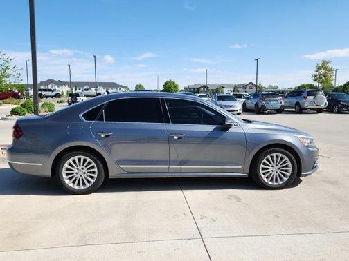 Platinum Gray Metallic 2017 Volkswagen Passat 1.8T SE