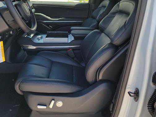 Crystal White Metallic 2026 Lincoln Navigator L Reserve