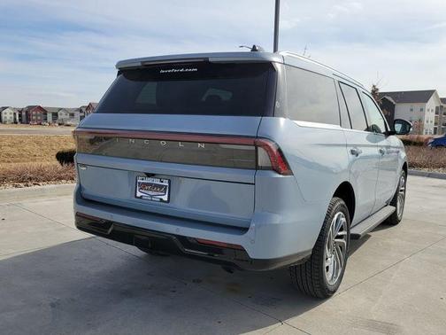 Gray Mist Metallic 2026 Lincoln Navigator Premiere