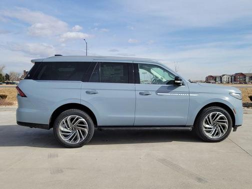 Gray Mist Metallic 2026 Lincoln Navigator Premiere
