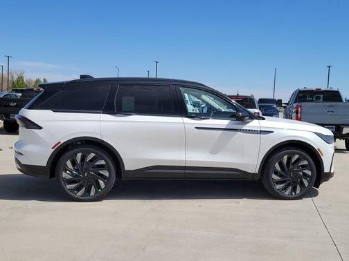 White Platinum Clearcoat Metallic 2026 Lincoln Nautilus Reserve