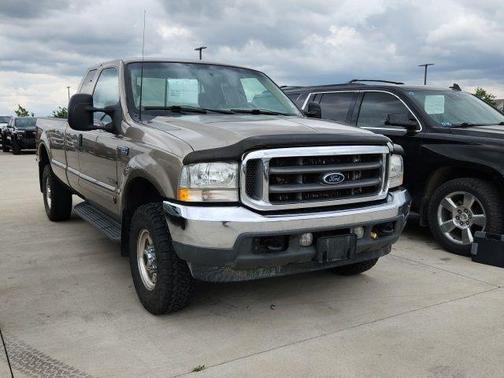 Beige 2002 Ford F-250 XLT