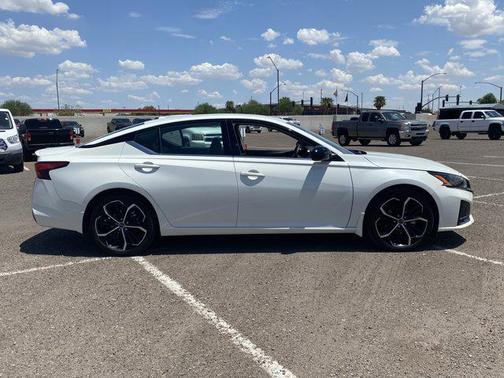 2023 Nissan Altima SR FWD