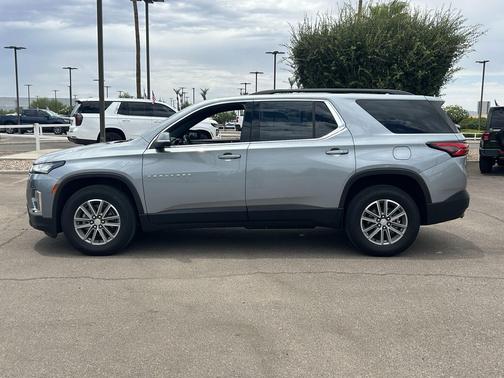Sterling Gray Metallic 2023 Chevrolet Traverse LT Cloth