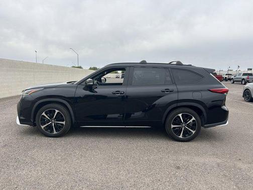 Midnight Black Metallic 2021 Toyota Highlander XSE