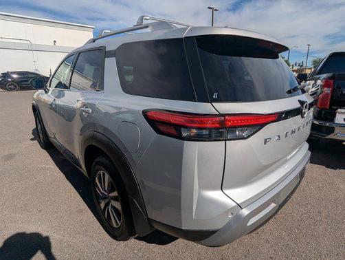 2022 Nissan Pathfinder SL 2WD