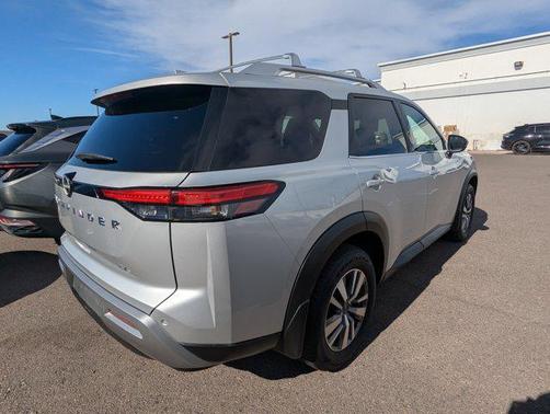 2022 Nissan Pathfinder SL 2WD