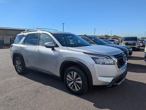 2022 Nissan Pathfinder SL 2WD