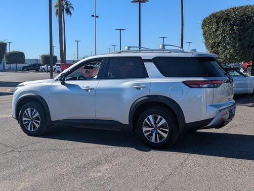 2022 Nissan Pathfinder SL 2WD