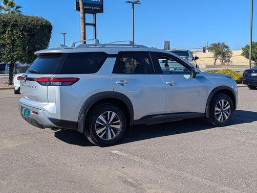 2022 Nissan Pathfinder SL 2WD
