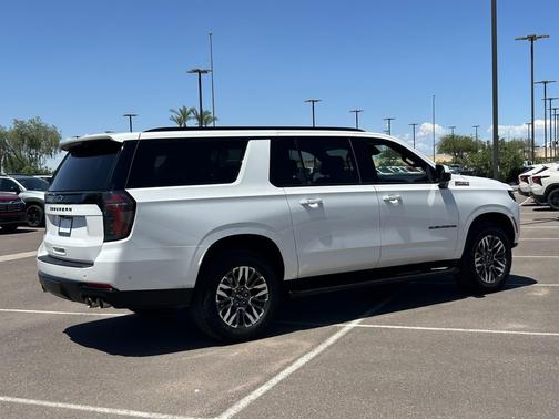 Iridescent Pearl Tricoat 2025 Chevrolet Suburban 4WD Z71