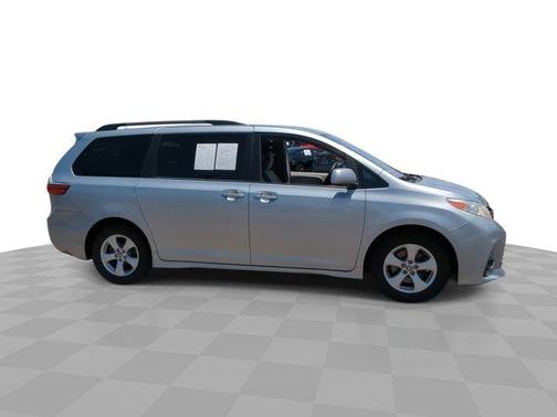 2020 Toyota Sienna LE
