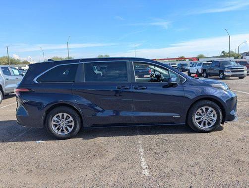 2021 Toyota Sienna LE