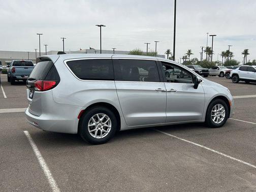 Silver Mist Clearcoat 2023 Chrysler Voyager LX