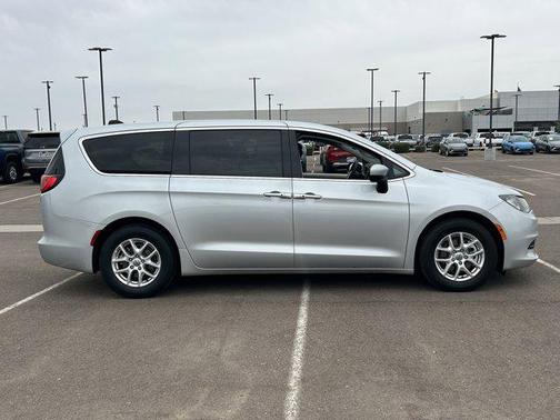 Silver Mist Clearcoat 2023 Chrysler Voyager LX
