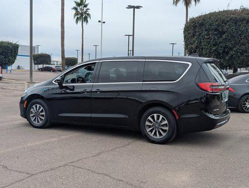 2024 Chrysler Pacifica Hybrid Select