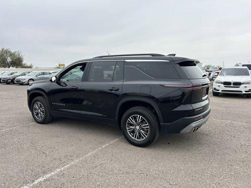 Mosaic Black Metallic 2024 Chevrolet Traverse LT