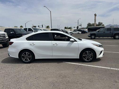 Snow White Pearl 2022 Kia Forte LXS