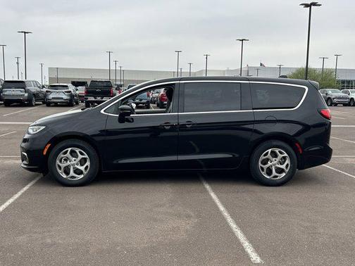 Diamond Black Crystal Pearlcoat 2024 Chrysler Pacifica Limited