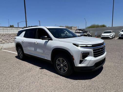 Iridescent Pearl Tricoat 2024 Chevrolet Traverse LT