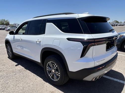 Iridescent Pearl Tricoat 2024 Chevrolet Traverse LT