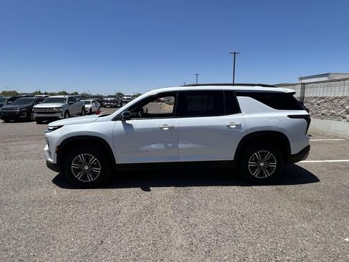 Iridescent Pearl Tricoat 2024 Chevrolet Traverse LT