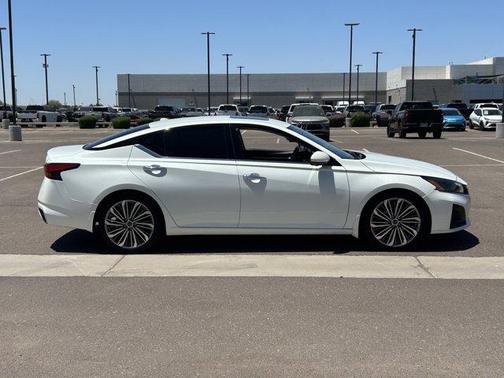 Pearl White Tricoat 2023 Nissan Altima 2.5 SL