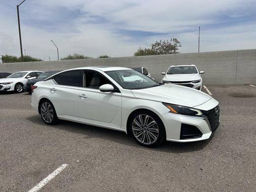 Pearl White Tricoat 2023 Nissan Altima 2.5 SL