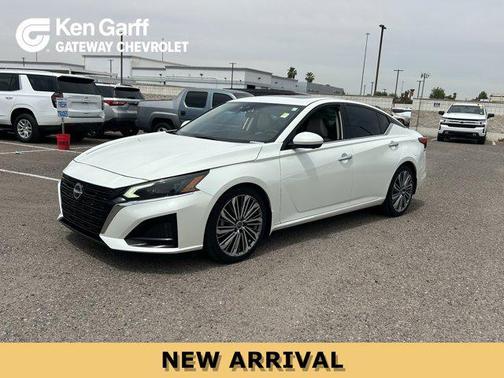 Pearl White Tricoat 2023 Nissan Altima 2.5 SL