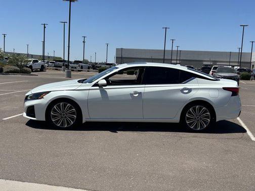 Pearl White Tricoat 2023 Nissan Altima 2.5 SL