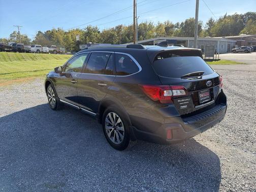 Crystal Black Silica 2018 Subaru Outback 3.6R Touring
