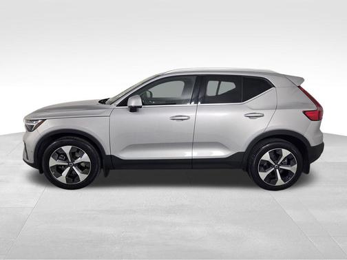 Silver Dawn Metallic 2023 Volvo XC40 B5 Plus Bright Theme