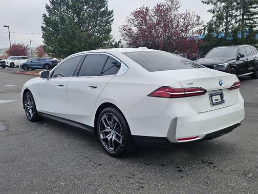 Alpine White 2026 BMW 530 i xDrive