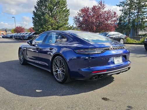 Gentian Blue Metallic 2022 Porsche Panamera 4 Platinum Edition
