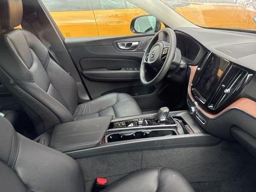 2024 Volvo XC60 Recharge Plug-In Hybrid T8 Plus Dark Theme