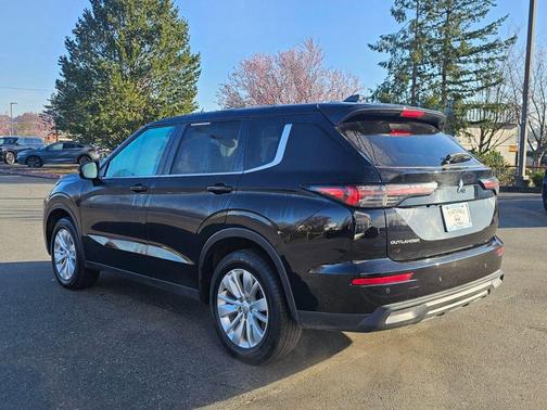 2025 Mitsubishi Outlander ES