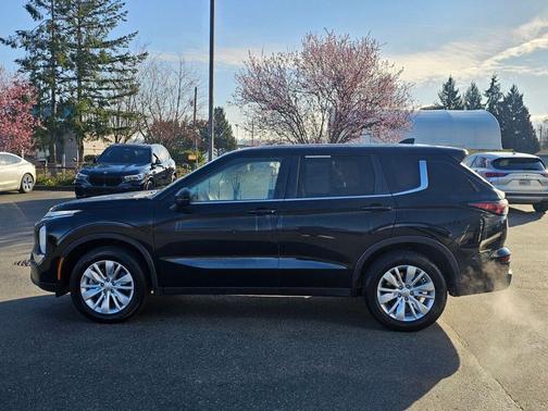 2025 Mitsubishi Outlander ES