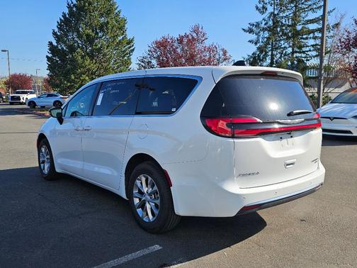 Bright White Clearcoat 2026 Chrysler Pacifica Limited