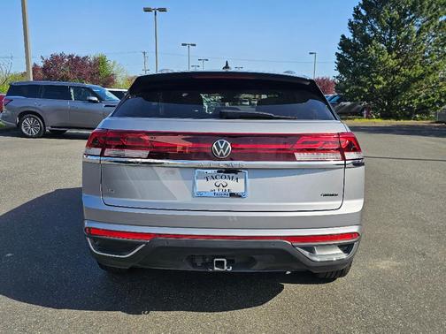 Silver Bird Metallic 2024 Volkswagen Atlas Cross Sport 2.0T SE w/Technology