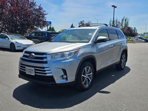 Celestial Silver Metallic 2019 Toyota Highlander XLE
